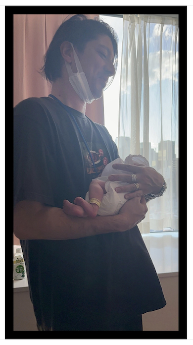 次女を抱く中城ラリータ