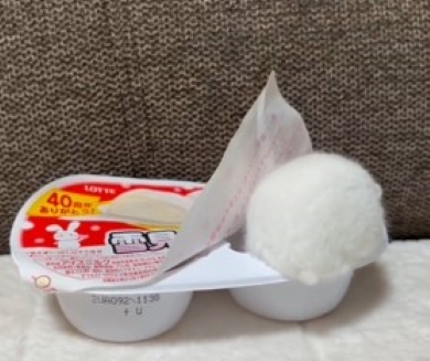 雪見だいふくの容器に入るハムスター