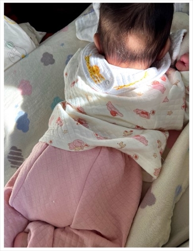 後頭部に寝ハゲができた凛の長女・寿々ちゃん