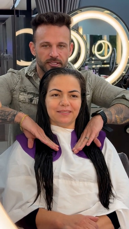 髪を切る長さを提案する美容師