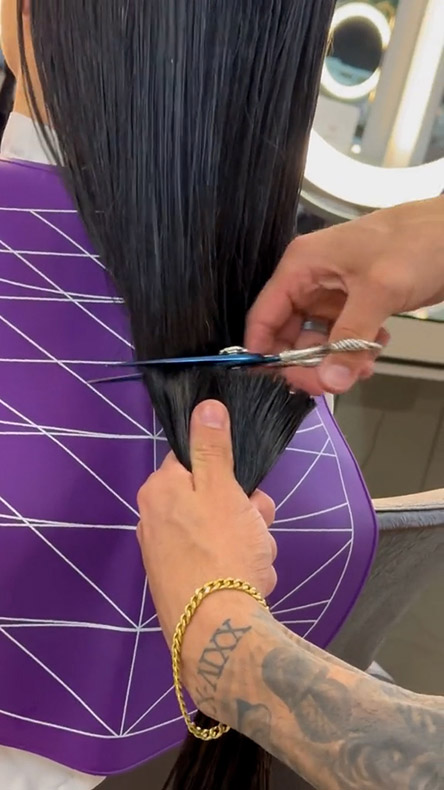 髪を切っているところ