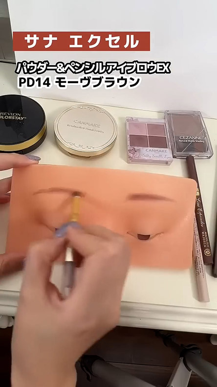 お面に眉を描くところ