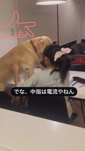 勉強を教えてあげるエマちゃん