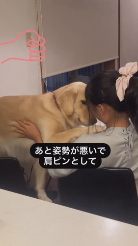 勉強を教えてあげるエマちゃん