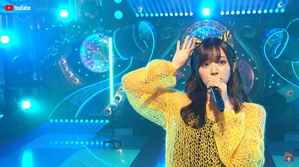 「トウキョウ・シャンディ・ランデヴ」を歌う鈴木さん