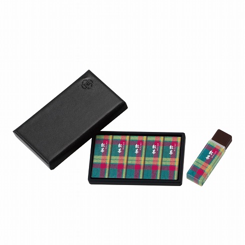 とらやの「伊勢丹タータン柄パッケージ 小形羊羹 紅茶」のミニチュア