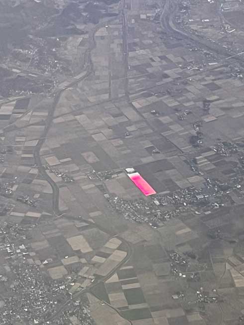 セブン-イレブン リーフレタス 農場 宮城県 美里町 大崎 上空から ピンク色 美里グリーンベース LED 栽培