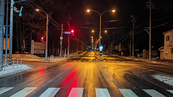 濡れているだけに見える路面