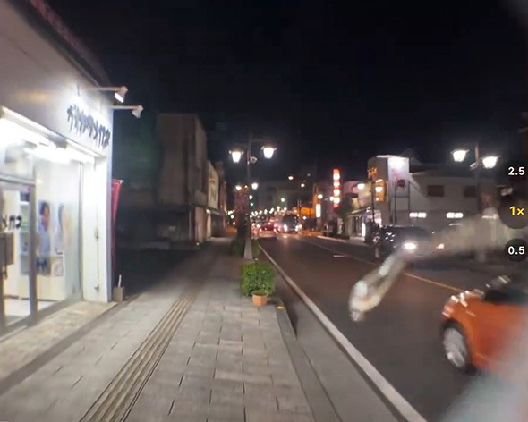 スマホのカメラにメガネを重ねて撮影