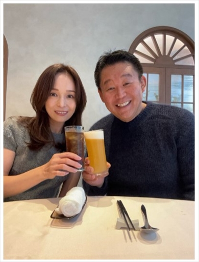 結婚記念日を迎えた花田虎上と妻・倉実の夫婦ショット