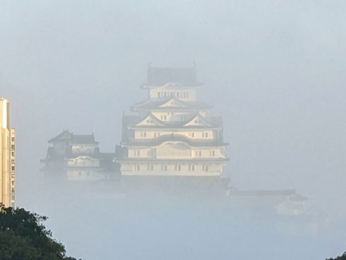 空に浮かぶような姫路城のアップ
