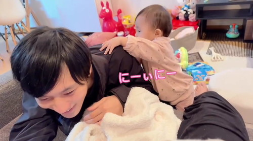 兄の背中を触る1歳女の子