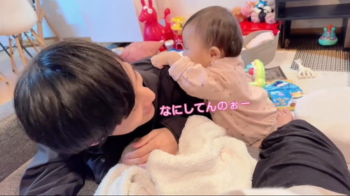 兄の背中を触る妹