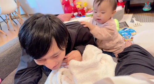 兄の顔を見る妹