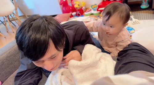 兄の顔を覗き込む妹