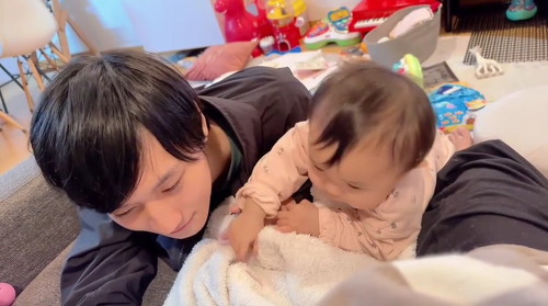 顔をそむける妹