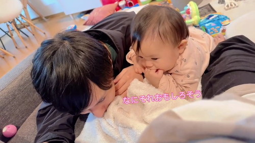 スマートフォンを見る兄妹