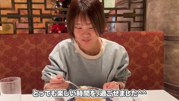 食事をする女性