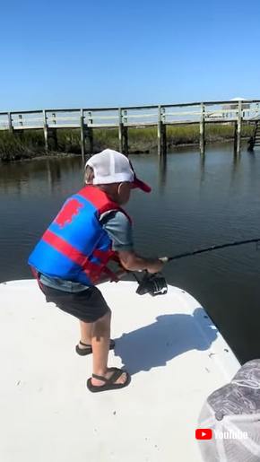魚がかかった男の子