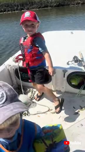 魚を釣った男の子