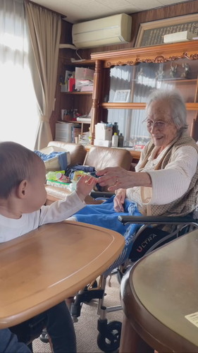 手を伸ばすひぃおばあちゃんと碧くん