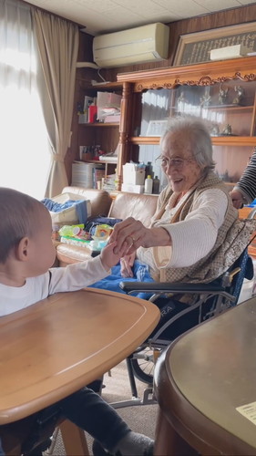 ふれあうひぃおばあちゃんと碧くん