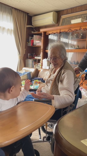 手を振る碧くん