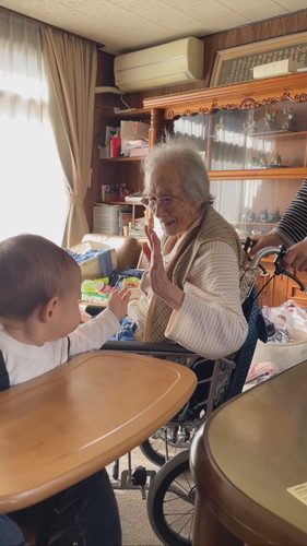 手を振るひぃおばあちゃん