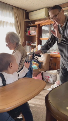 おじいちゃんにも手を振る碧くん