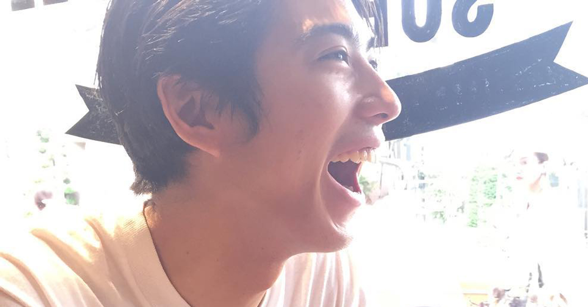 2児の父・賀来賢人、“小さな手”にいたずらされる姿が幸せの極み　嫌そうな表情にも「いい顔してる」「パパな一面も素敵」（1/2） | ねとらぼ