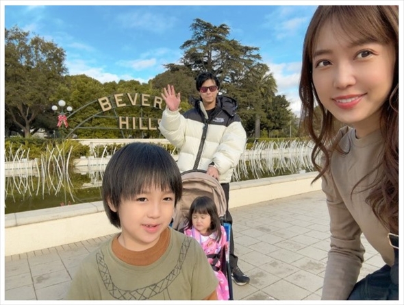 アメリカで家族旅行中の川崎希、アレクサンダーファミリー