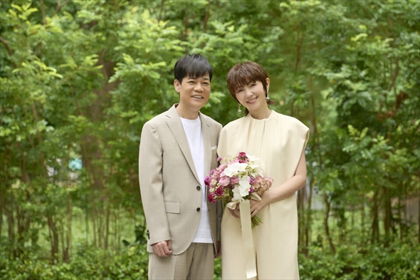 バウリニューアルを体験した名倉潤と渡辺満里奈の夫婦ショット