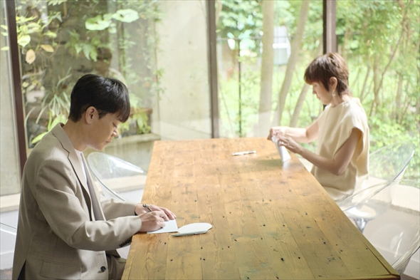 バウリニューアルを体験した名倉潤と渡辺満里奈の夫婦ショット