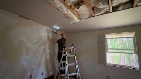 リノベーション中の廃屋