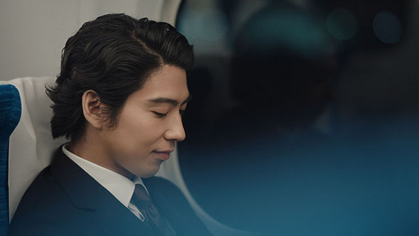 JR東海CM・新幹線に乗る賀来賢人さん