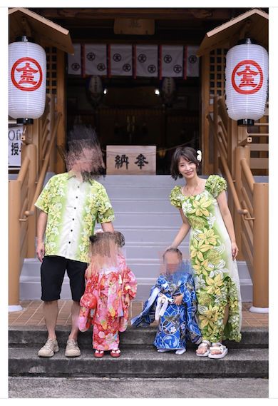 ハワイの神社で子どもたちの七五三をお祝いする光上せあらファミリー