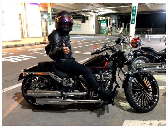 大型バイクにまたがる片岡愛之助