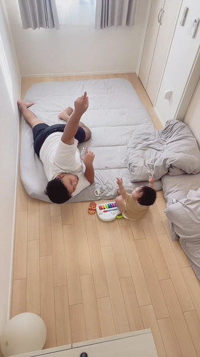 ライトを指すパパと同じしぐさをするこーたんくん