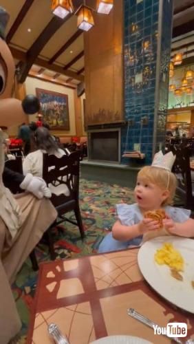 ディズニーランドでお誕生日を祝う少女