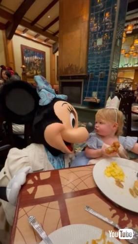 ディズニーランドでお誕生日を祝う少女