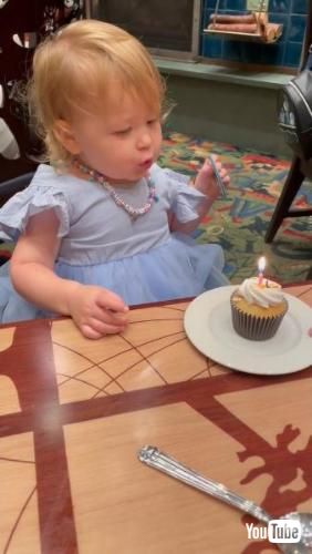 ディズニーランドでお誕生日を祝う少女