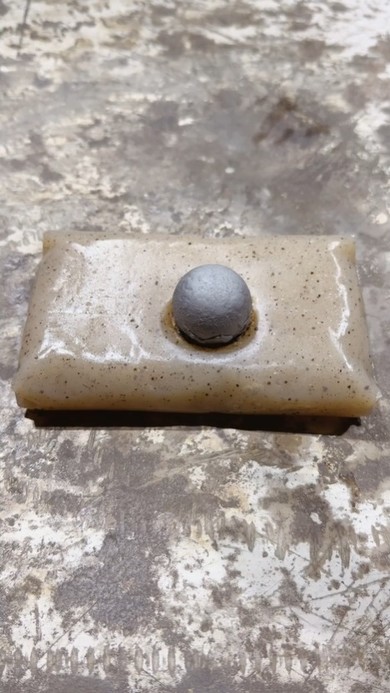 こんにゃくの上に1000度の鉄球を置く実験動画