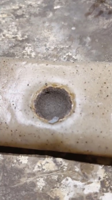 こんにゃくの上に1000度の鉄球を置く実験動画