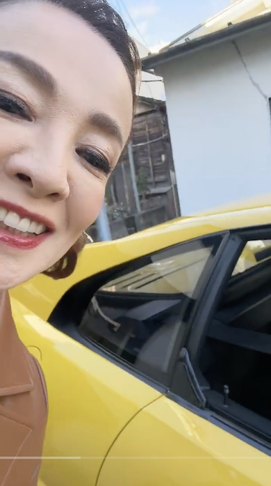 愛車を紹介する夏樹陽子