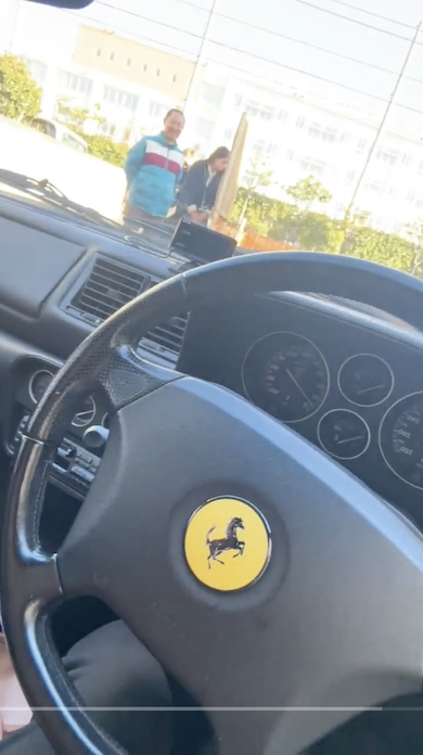 愛車を紹介する夏樹陽子