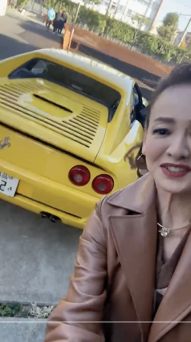 愛車を紹介する夏樹陽子