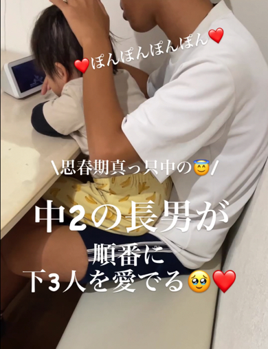 歳の離れた3人のきょうだいと順番に遊ぶお兄ちゃん