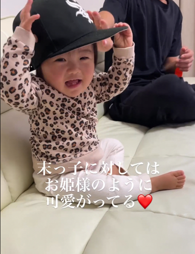 長女ちゃんに帽子をかぶせて遊んでいます