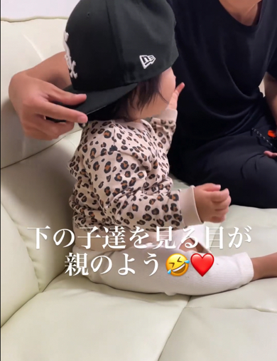 長女ちゃんに優しい眼差しを向けるお兄ちゃん