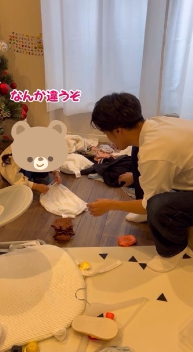 洗濯物をたたむ娘